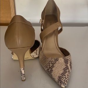 Beautiful tan with leopard pumps